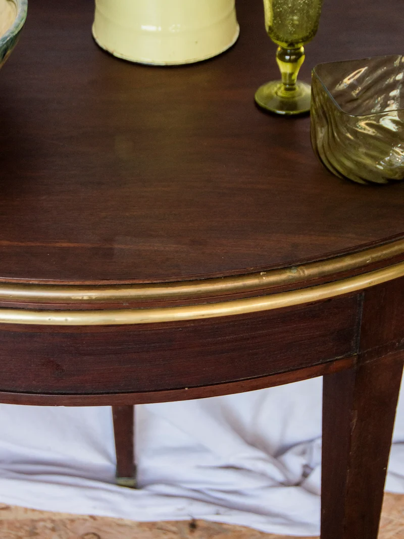 Romy, la table à manger demi-lune en cuir N°651