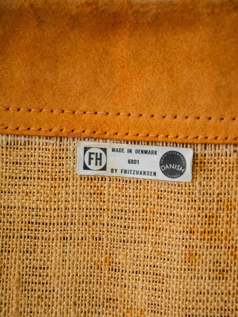 Olivia, la chauffeuse au tissu orange N°85