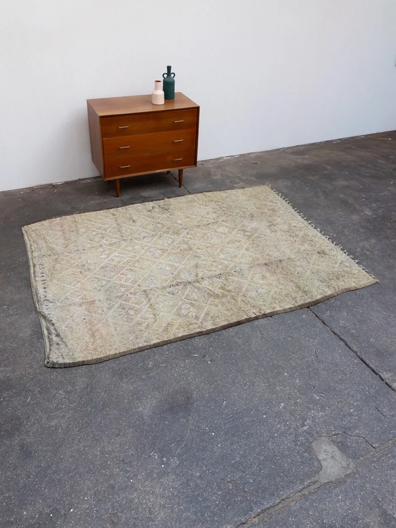 Olivier, le tapis en laine de l'Atlas vert et beige N°58
