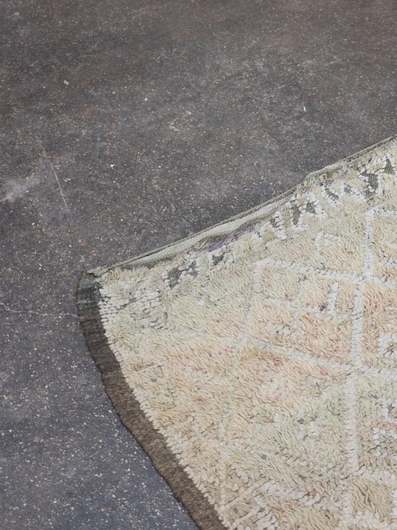 Olivier, le tapis en laine de l'Atlas vert et beige N°58