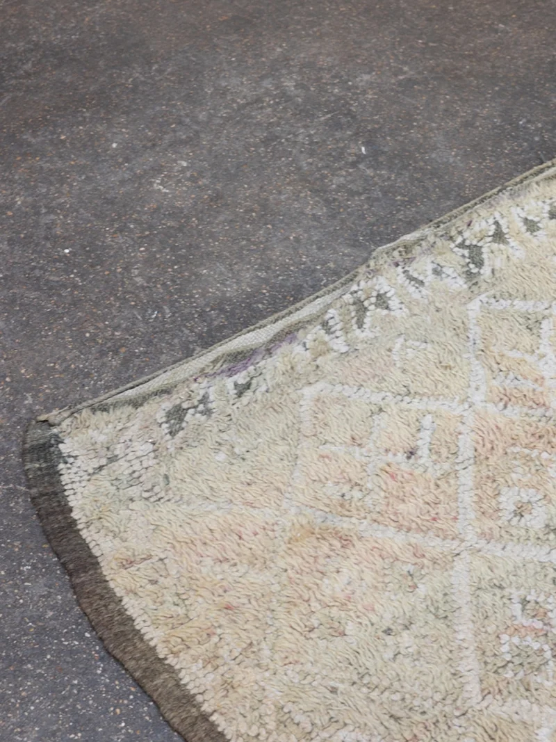 Olivier, le tapis en laine de l'Atlas vert et beige N°58