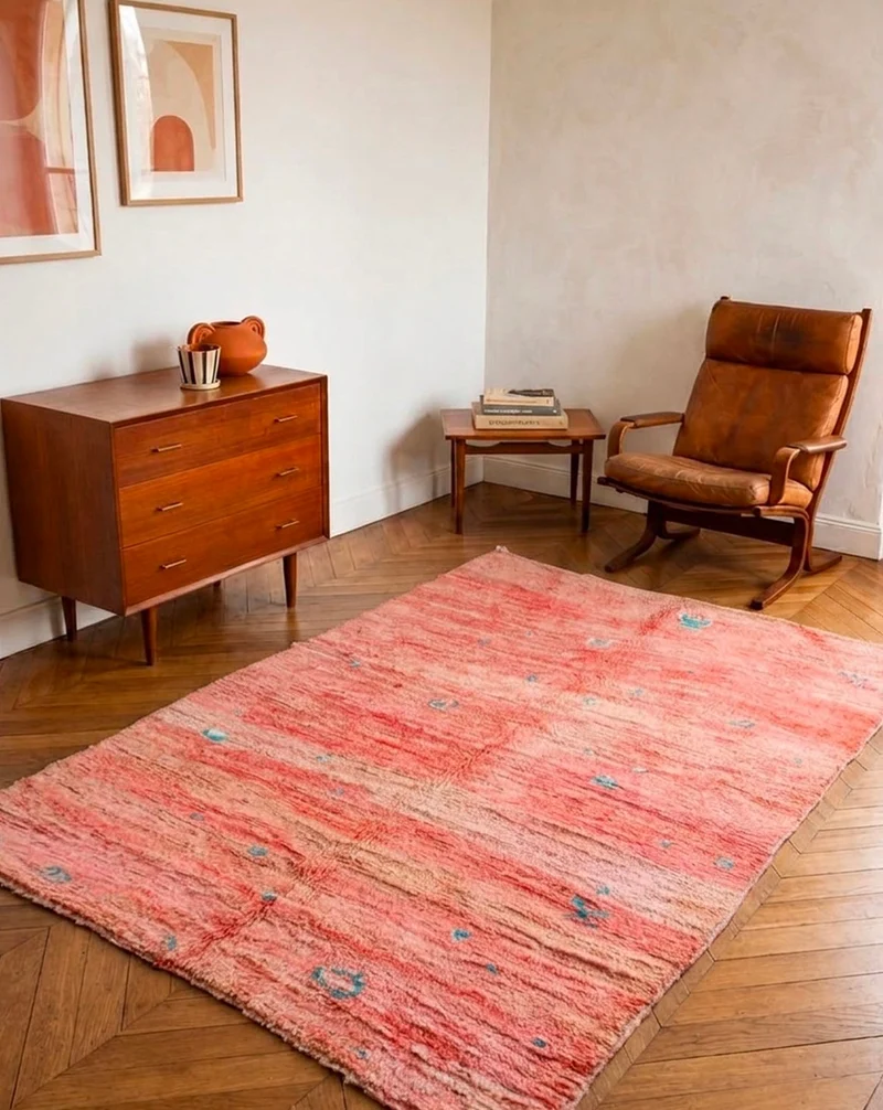 Olivier, le tapis en laine de l'Atlas rose à motifs bleus N°47