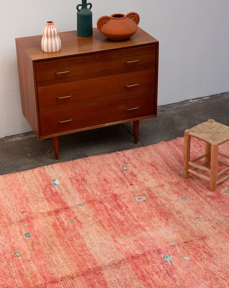 Olivier, le tapis en laine de l'Atlas rose à motifs bleus N°47