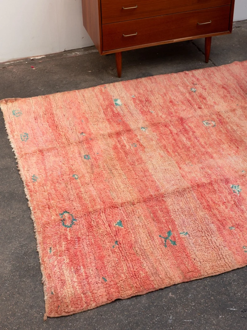 Olivier, le tapis en laine de l'Atlas rose à motifs bleus N°47