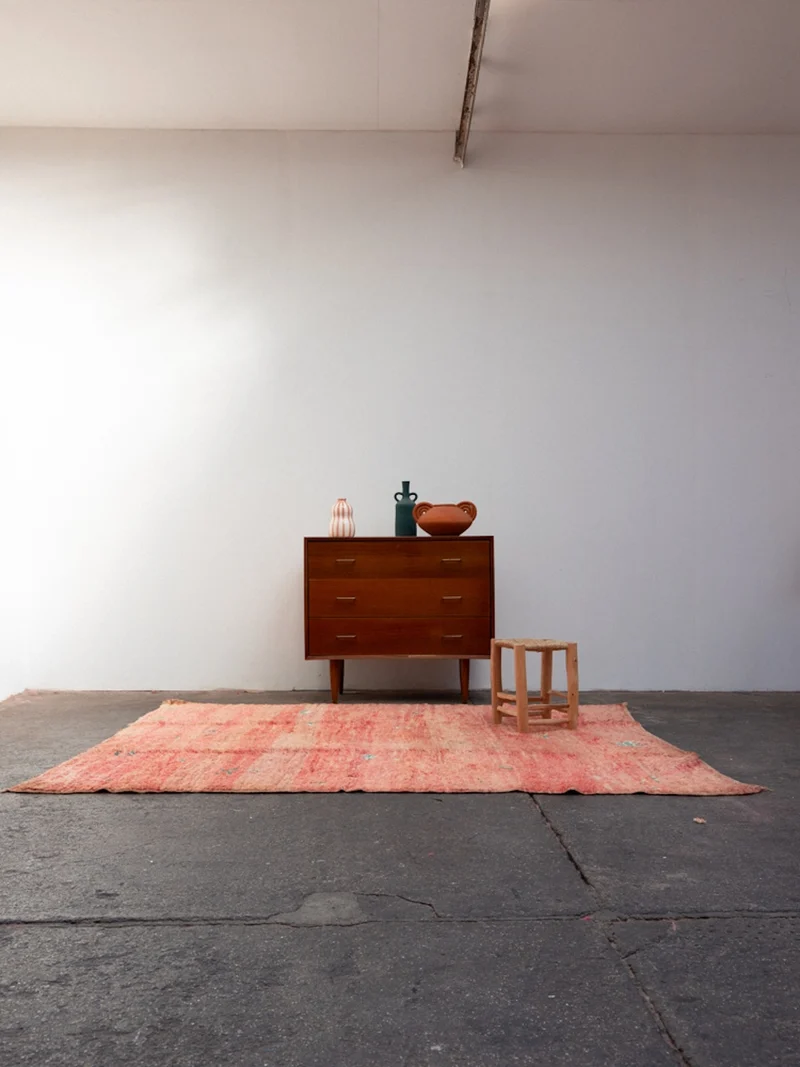 Olivier, le tapis en laine de l'Atlas rose à motifs bleus N°47