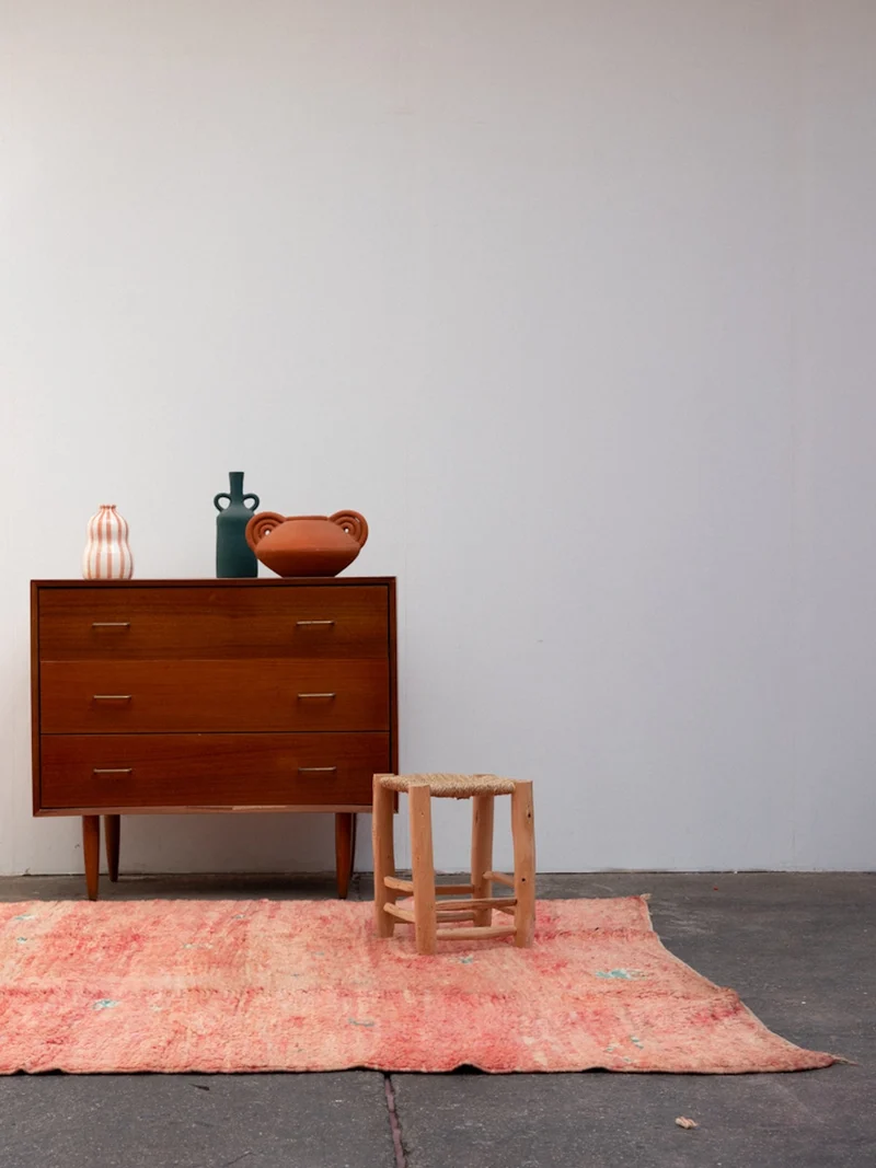 Olivier, le tapis en laine de l'Atlas rose à motifs bleus N°47