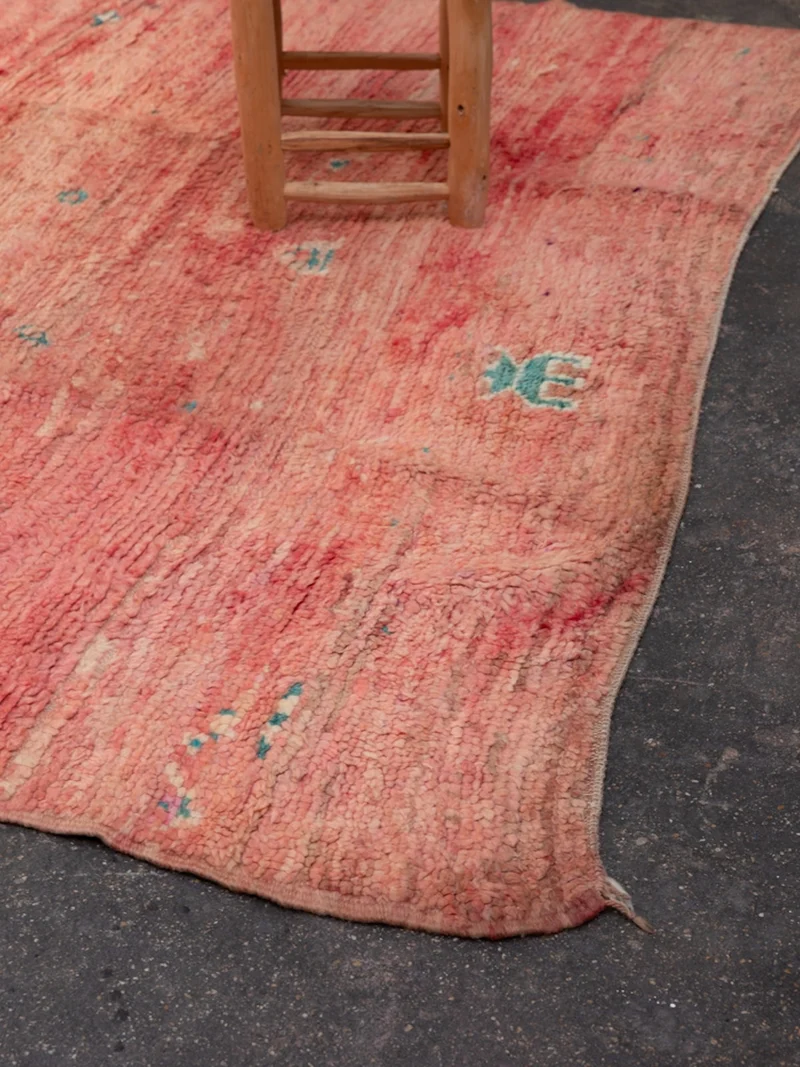 Olivier, le tapis en laine de l'Atlas rose à motifs bleus N°47