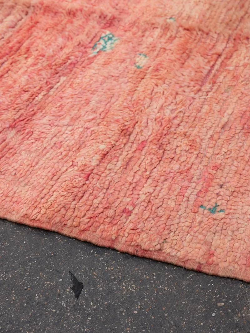 Olivier, le tapis en laine de l'Atlas rose à motifs bleus N°47