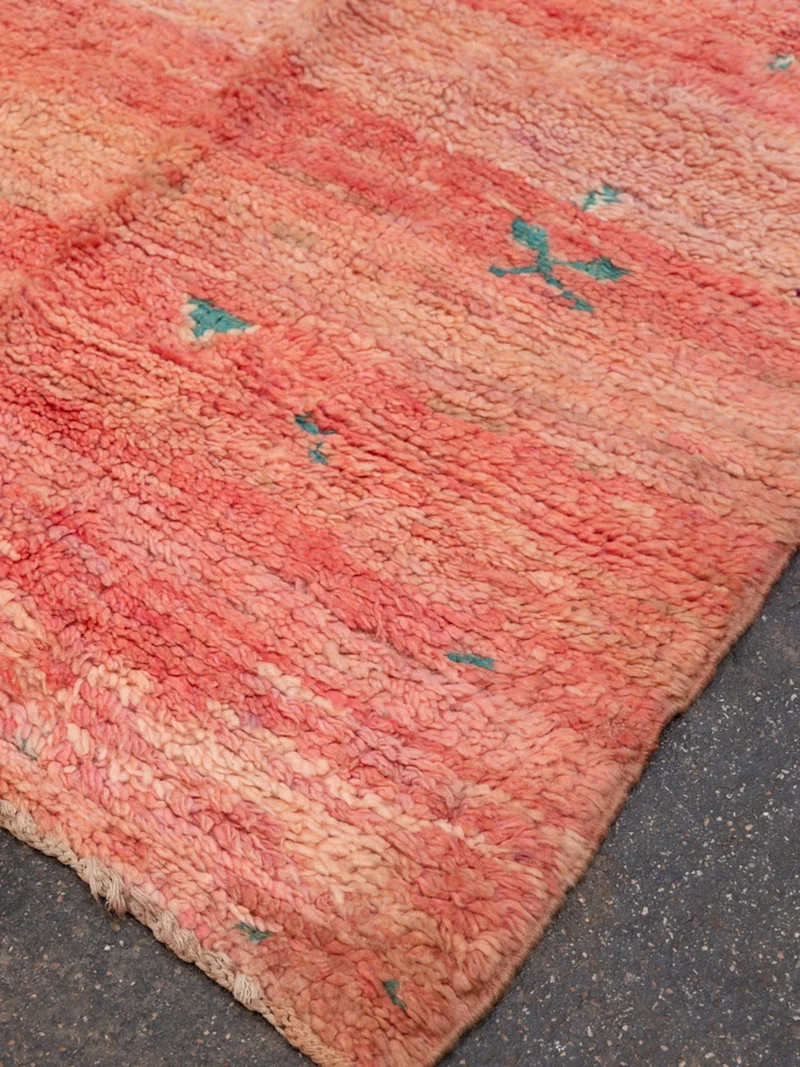 Olivier, le tapis en laine de l'Atlas rose à motifs bleus N°47