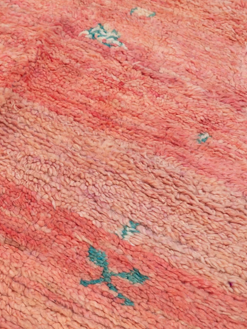 Olivier, le tapis en laine de l'Atlas rose à motifs bleus N°47