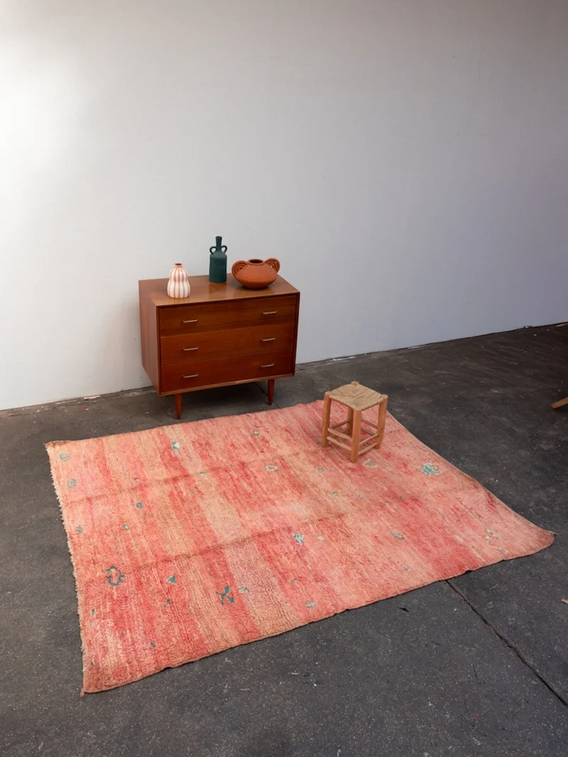 Olivier, le tapis en laine de l'Atlas rose à motifs bleus N°47