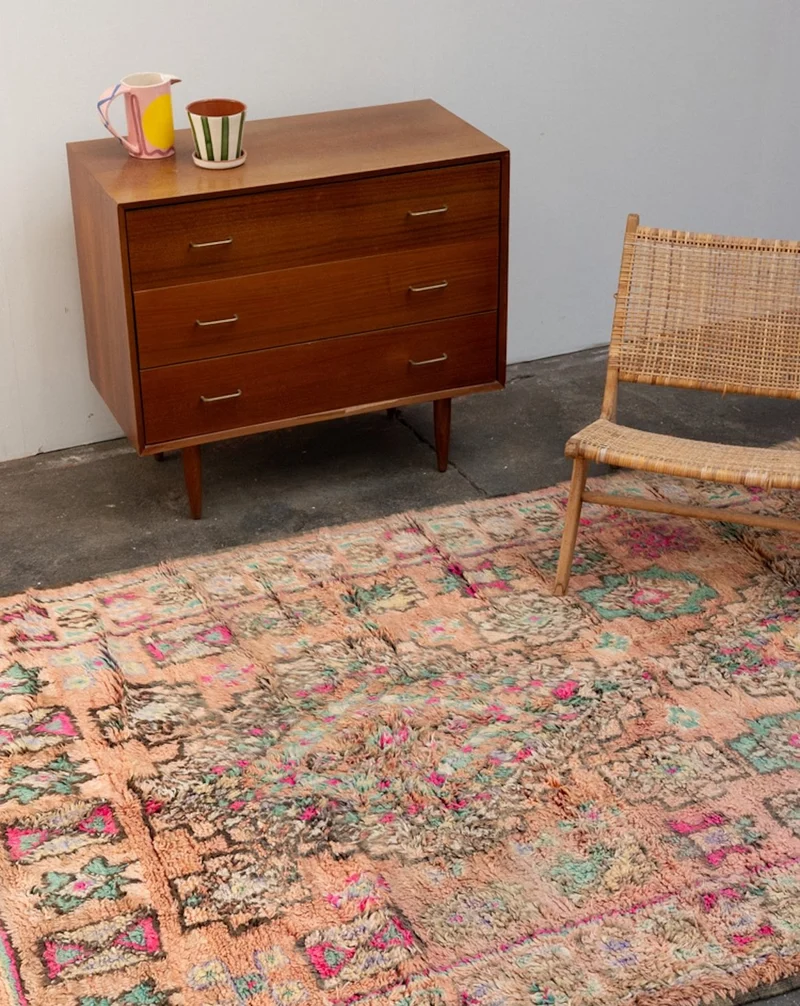 Olivier, le grand tapis de l'Atlas en laine rose et bleu N°45