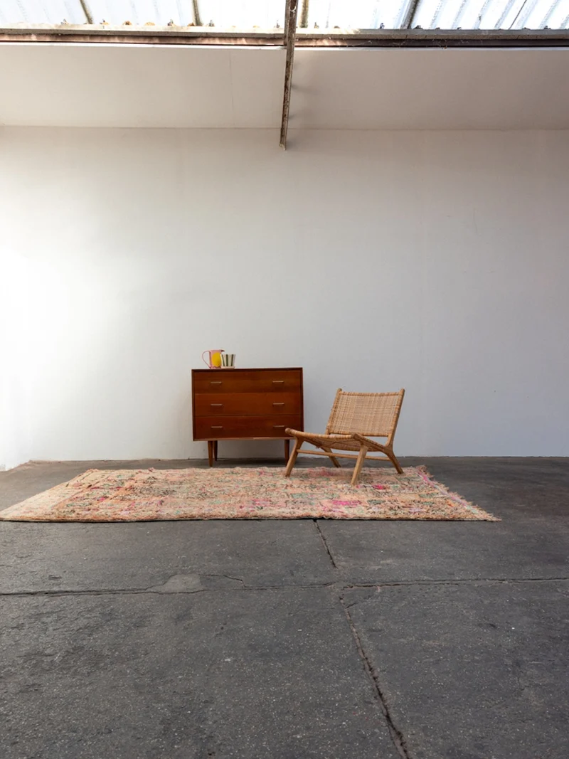Olivier, le grand tapis de l'Atlas en laine rose et bleu N°45