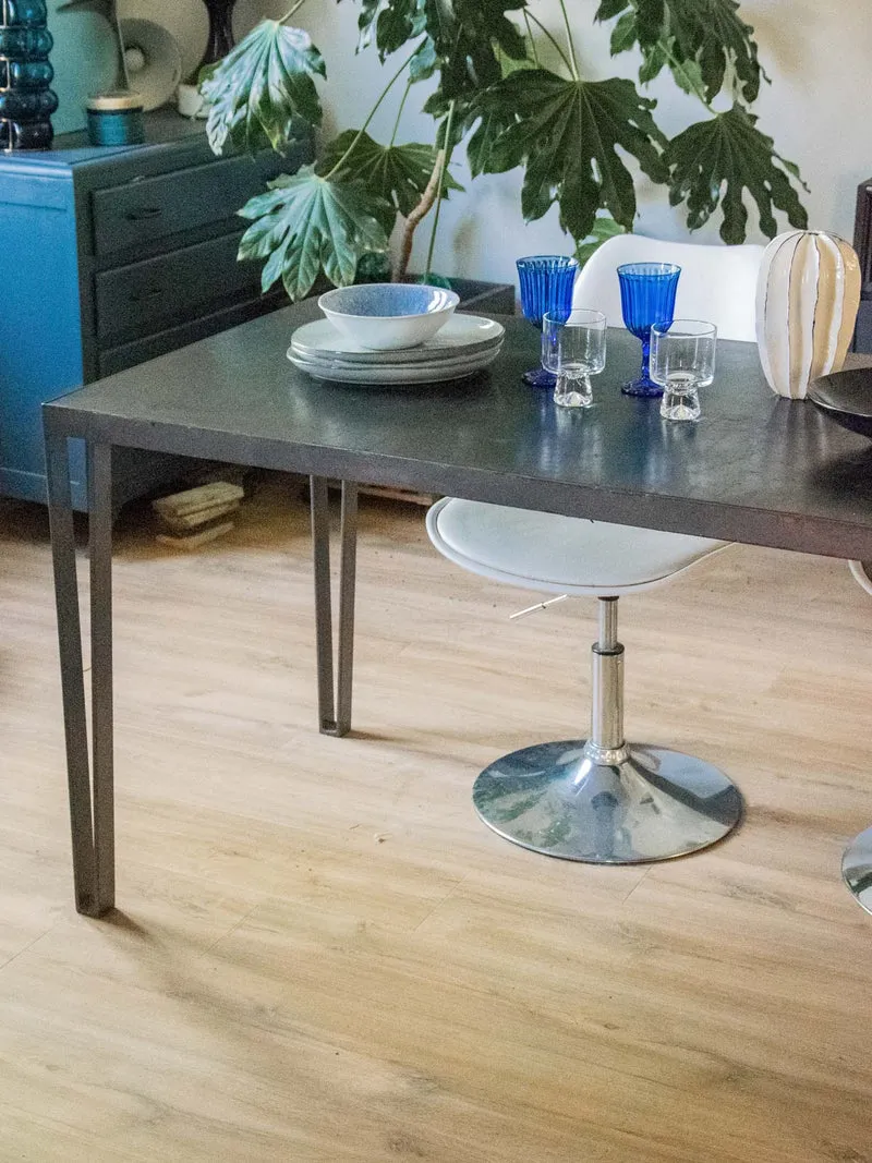 Karla, la table à manger industrielle en acier N°1129