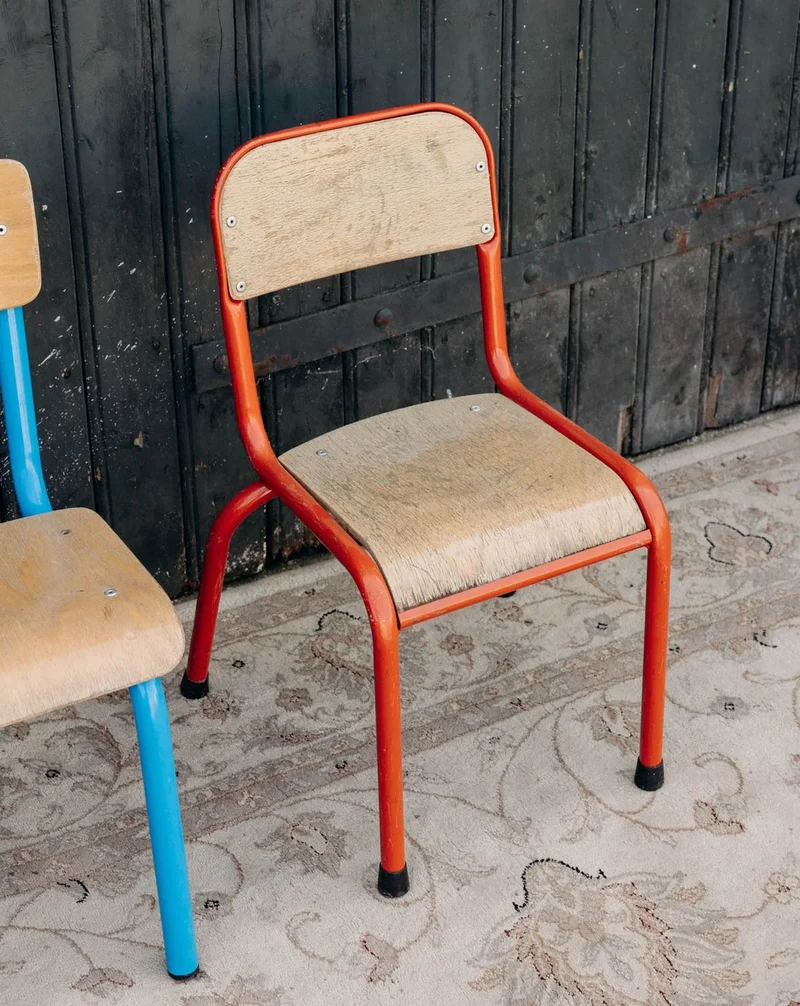 Ernestine, la chaise pour enfant en métal rouge N°334