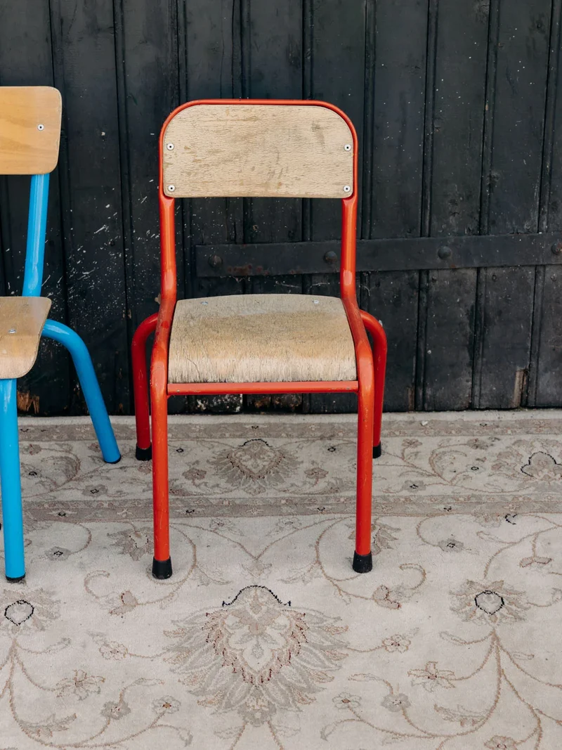 Ernestine, la chaise pour enfant en métal rouge N°334
