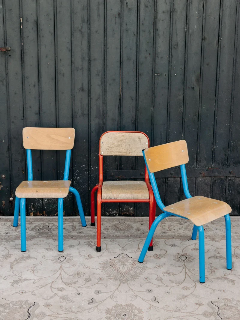 Ernestine, la chaise pour enfant en métal rouge N°334