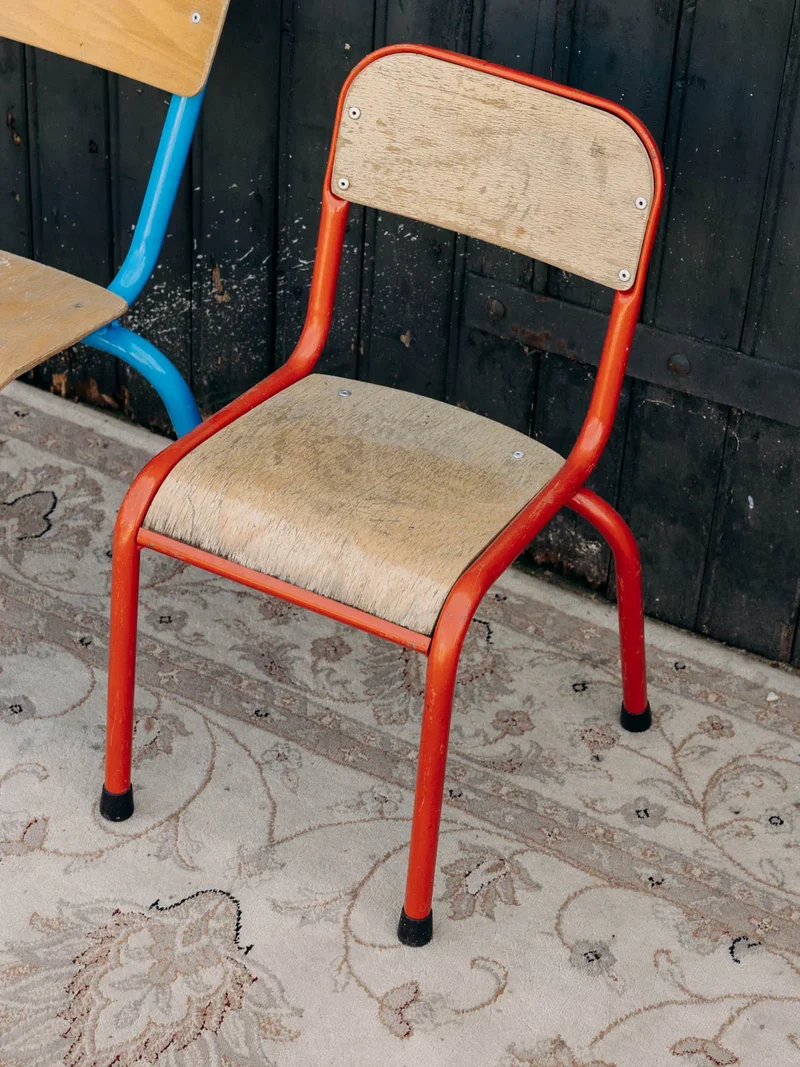 Ernestine, la chaise pour enfant en métal rouge N°334