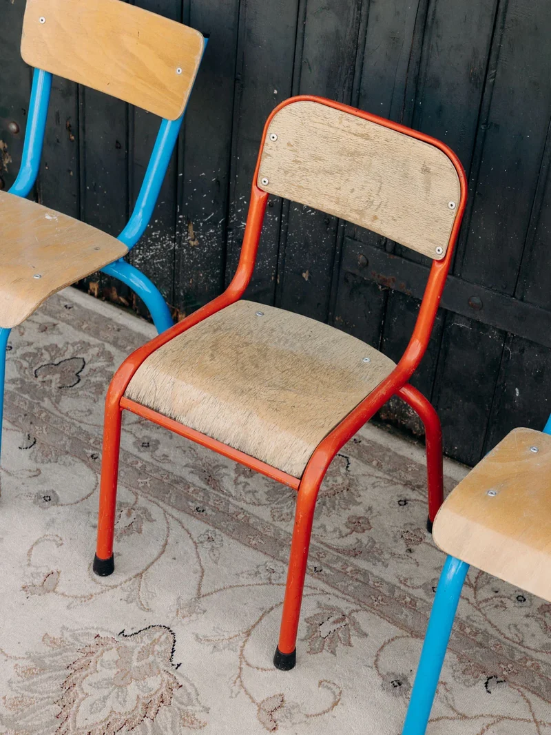 Ernestine, la chaise pour enfant en métal rouge N°334