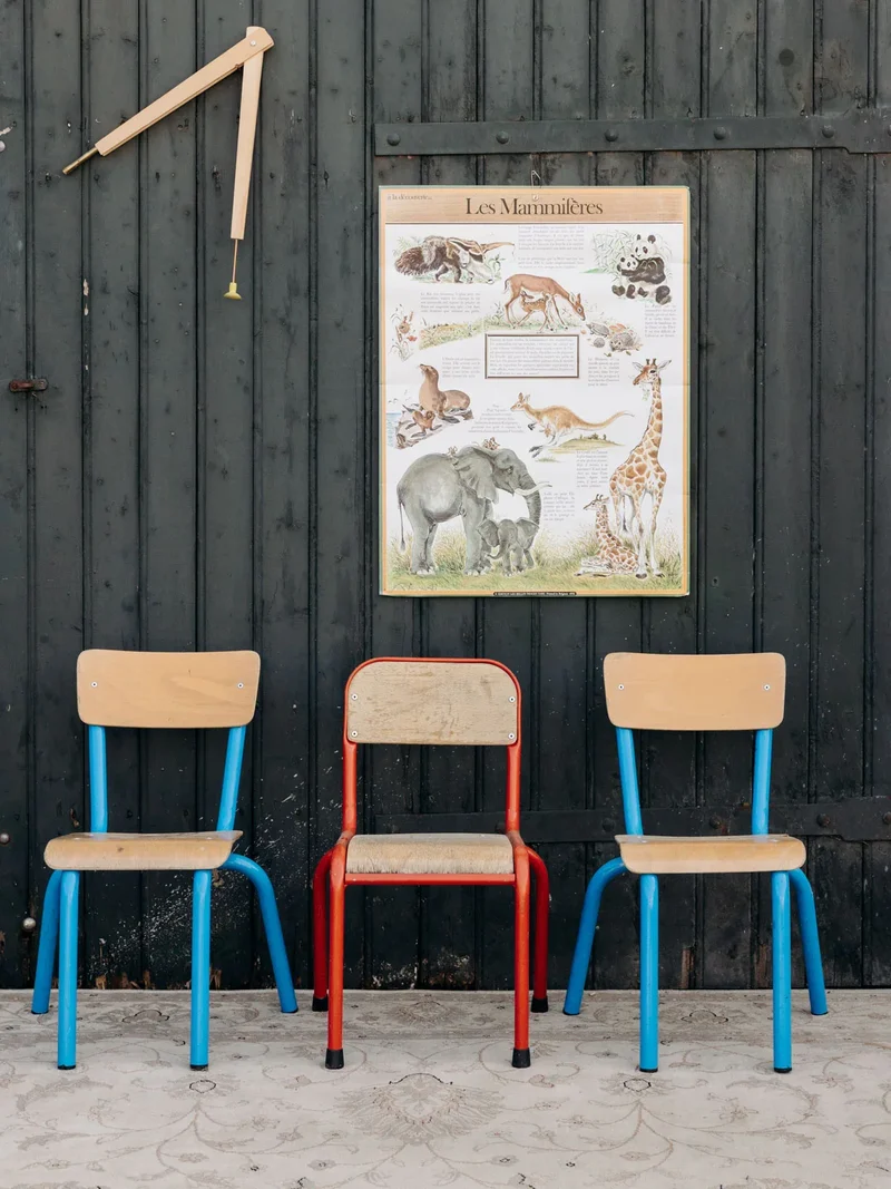 Ernestine, la chaise pour enfant en métal rouge N°334