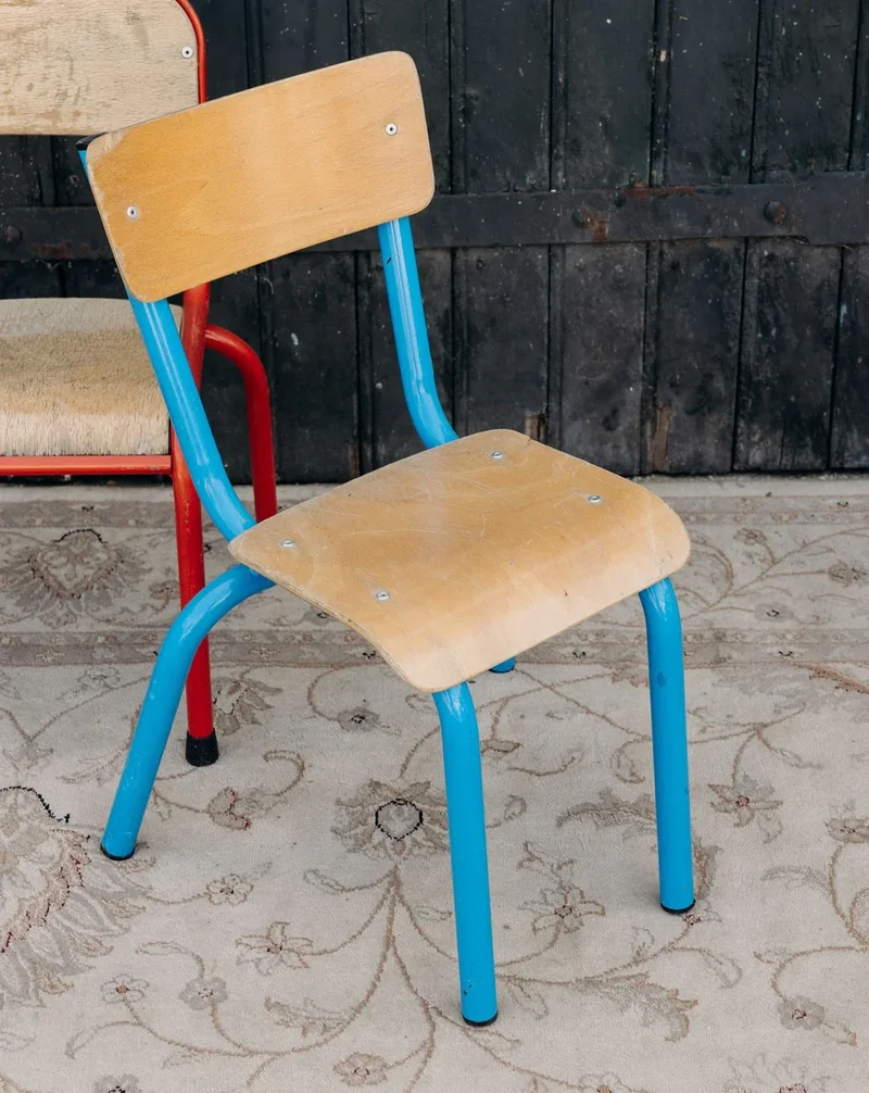 Ernestine, la chaise pour enfant en métal bleu N°332