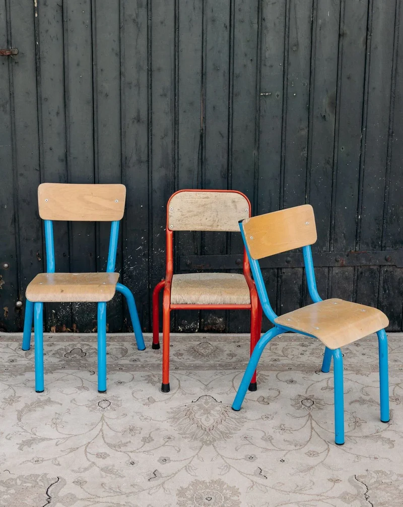 Ernestine, la chaise pour enfant en métal bleu N°332