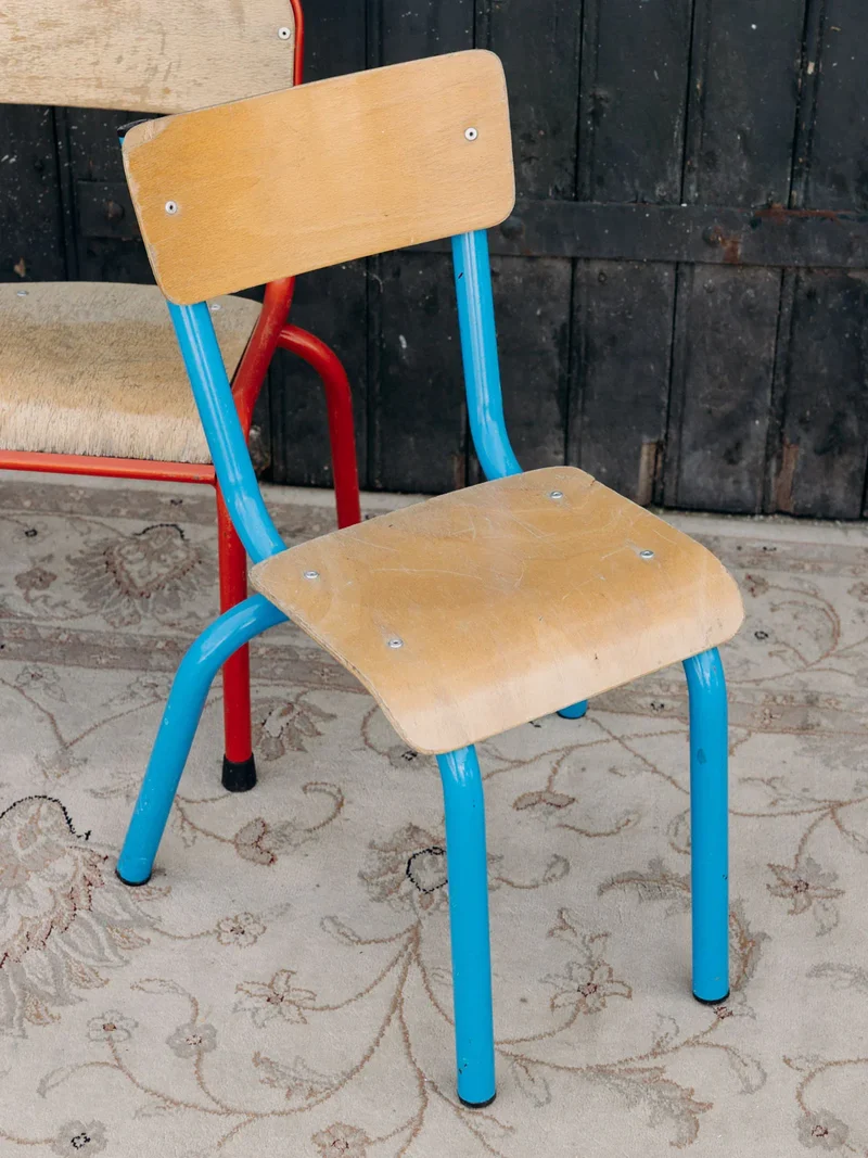 Ernestine, la chaise pour enfant en métal bleu N°332