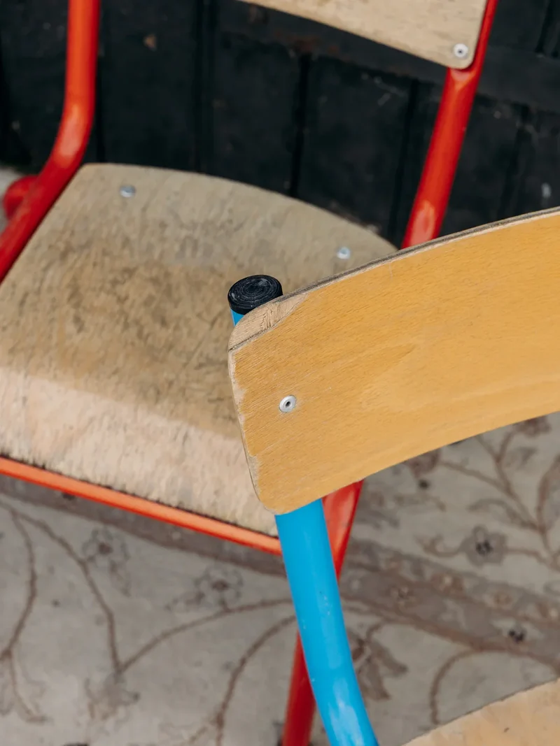Ernestine, la chaise pour enfant en métal bleu N°332