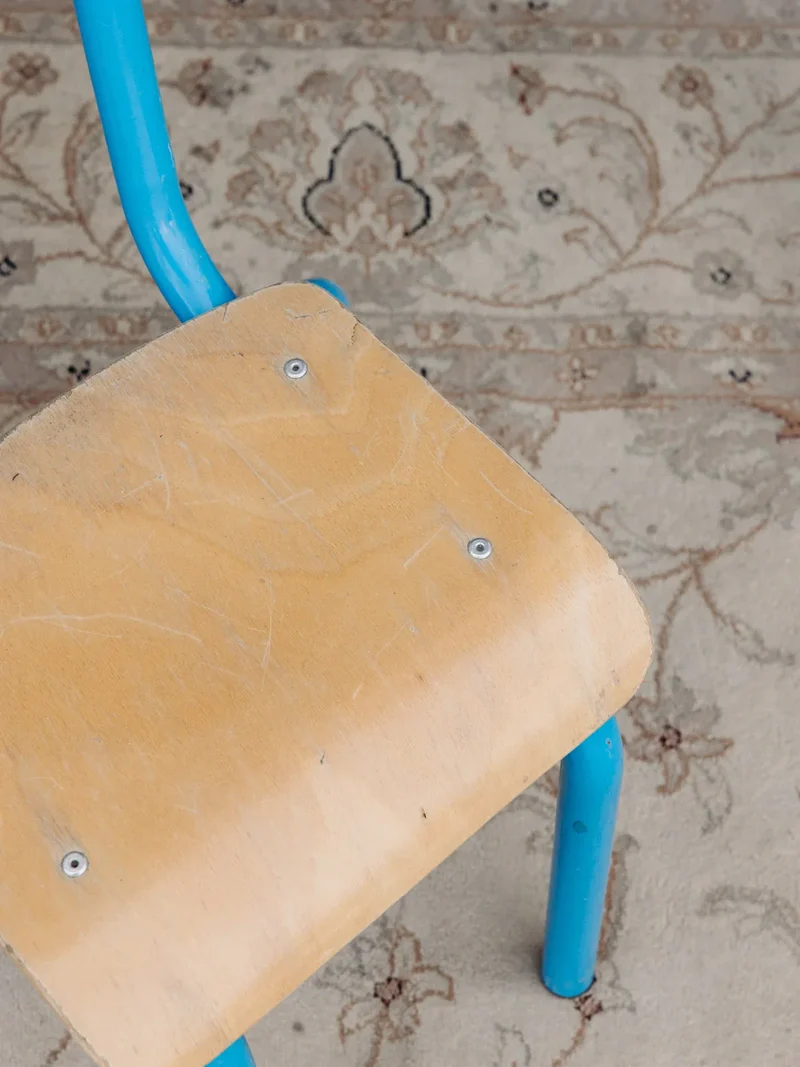 Ernestine, la chaise pour enfant en métal bleu N°332