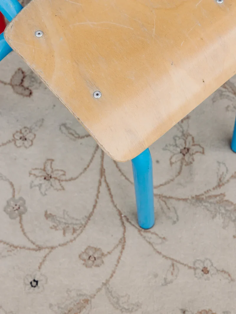 Ernestine, la chaise pour enfant en métal bleu N°332