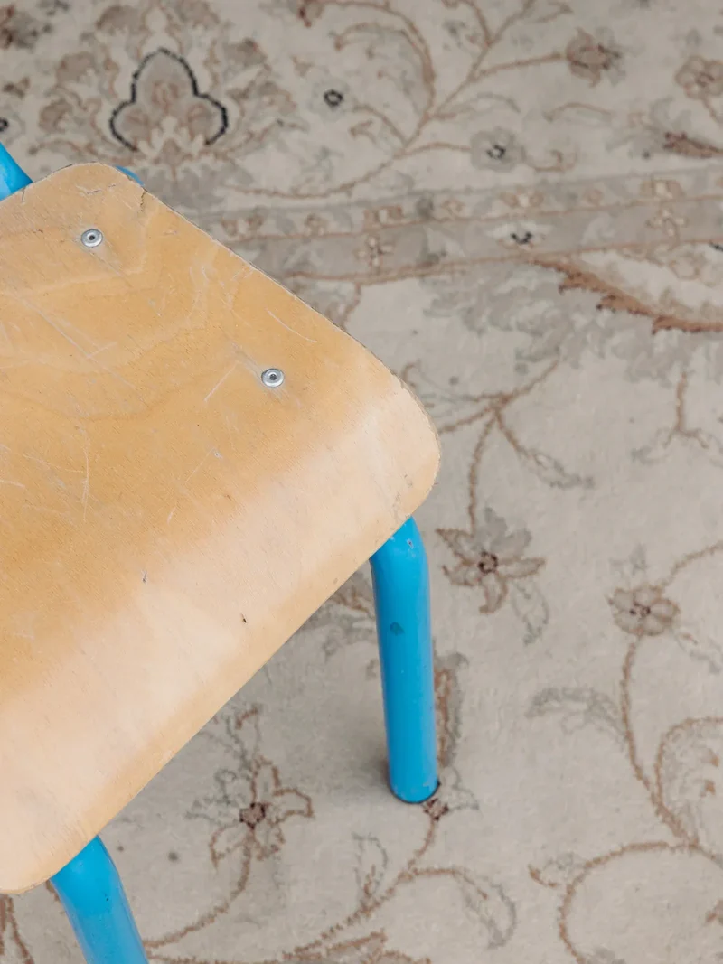 Ernestine, la chaise pour enfant en métal bleu N°332