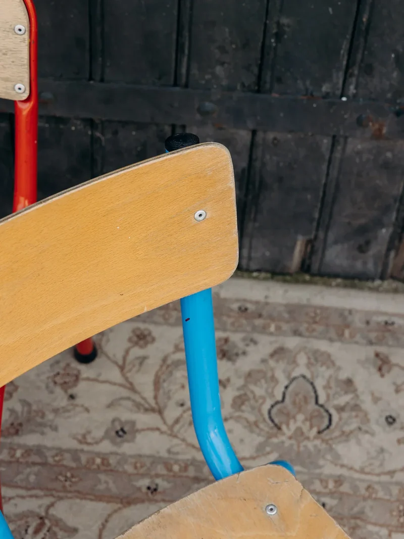 Ernestine, la chaise pour enfant en métal bleu N°332