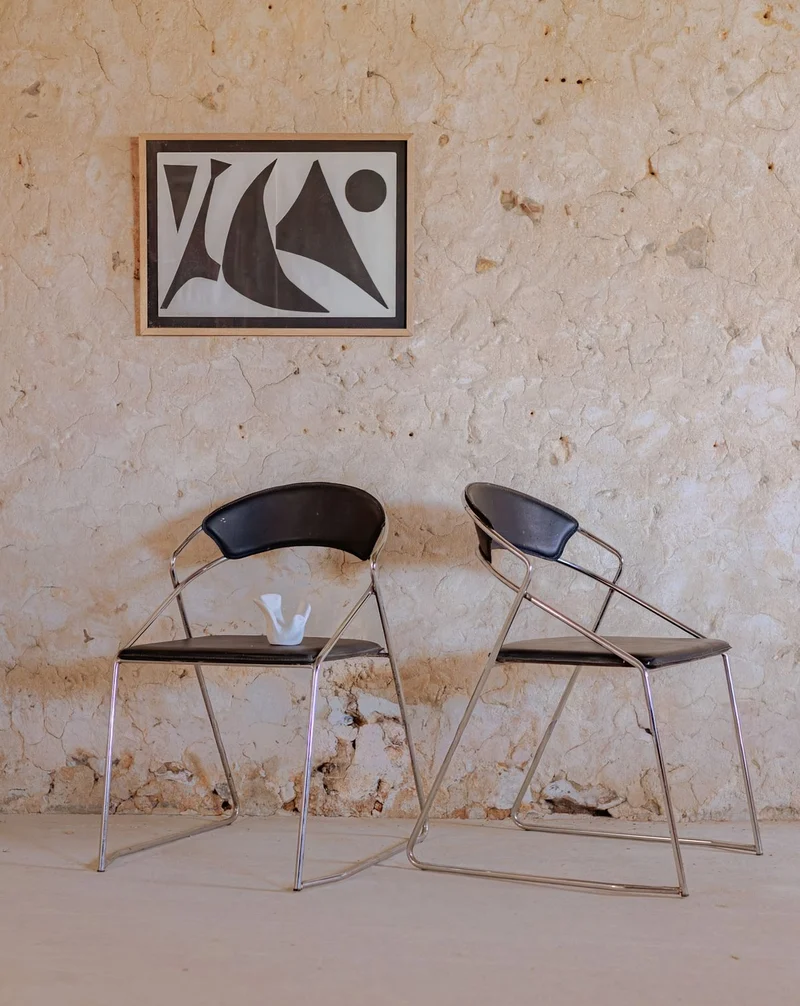 Alma, la paire de chaises en cuir noir N°1432