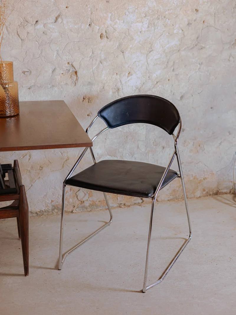 Alma, la paire de chaises en cuir noir N°1432