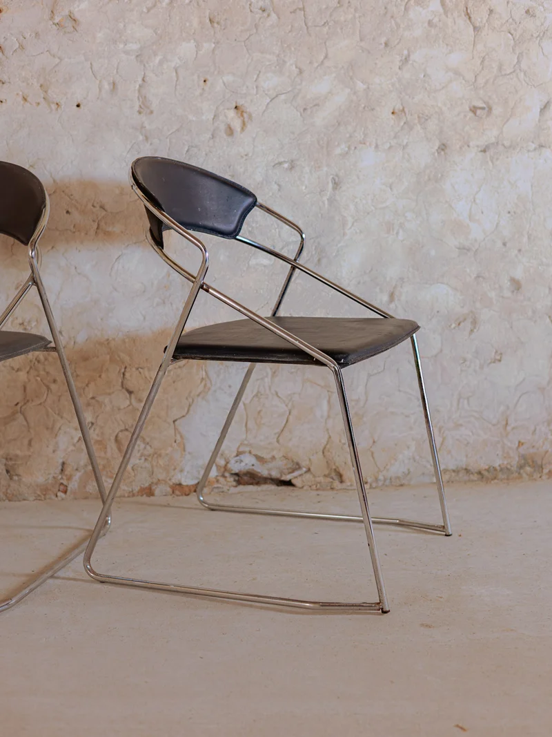 Alma, la paire de chaises en cuir noir N°1432