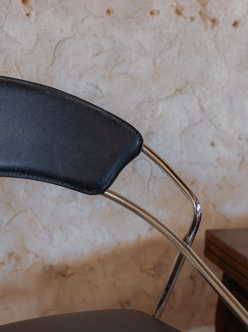 Alma, la paire de chaises en cuir noir N°1432