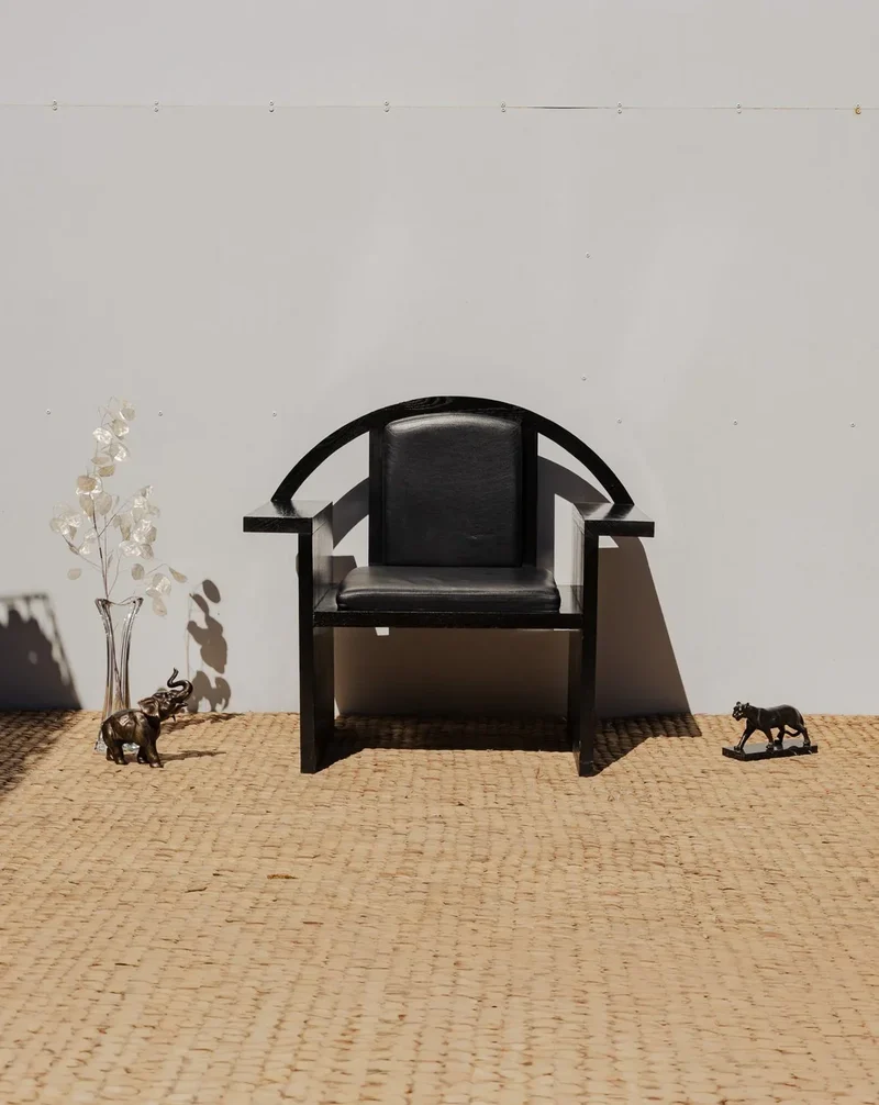 Jakob, le fauteuil en bois et cuir noir N°967