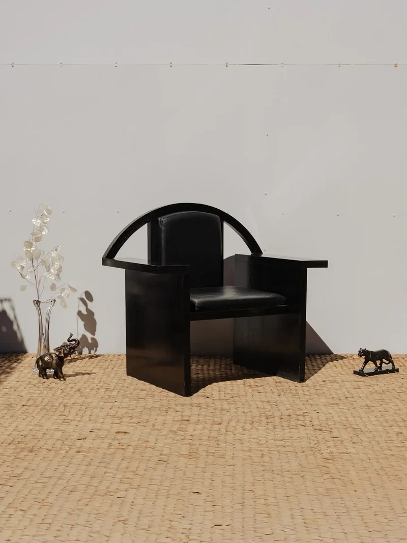 Jakob, le fauteuil en bois et cuir noir N°967