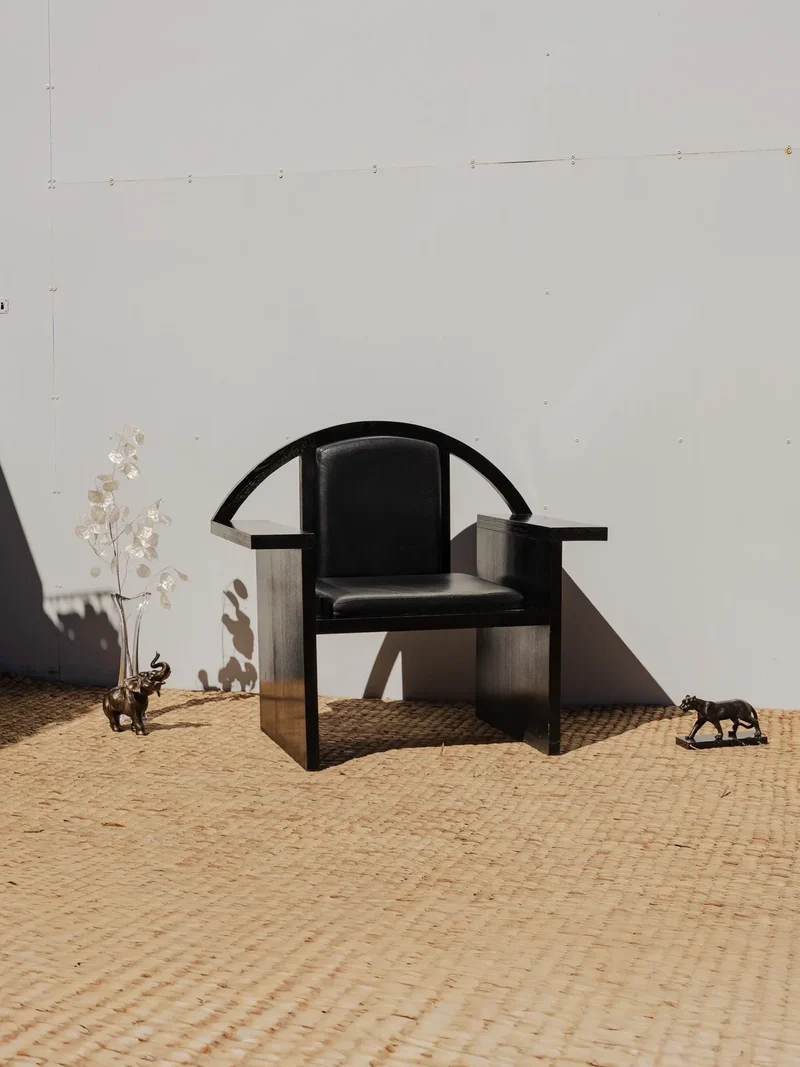 Jakob, le fauteuil en bois et cuir noir N°967