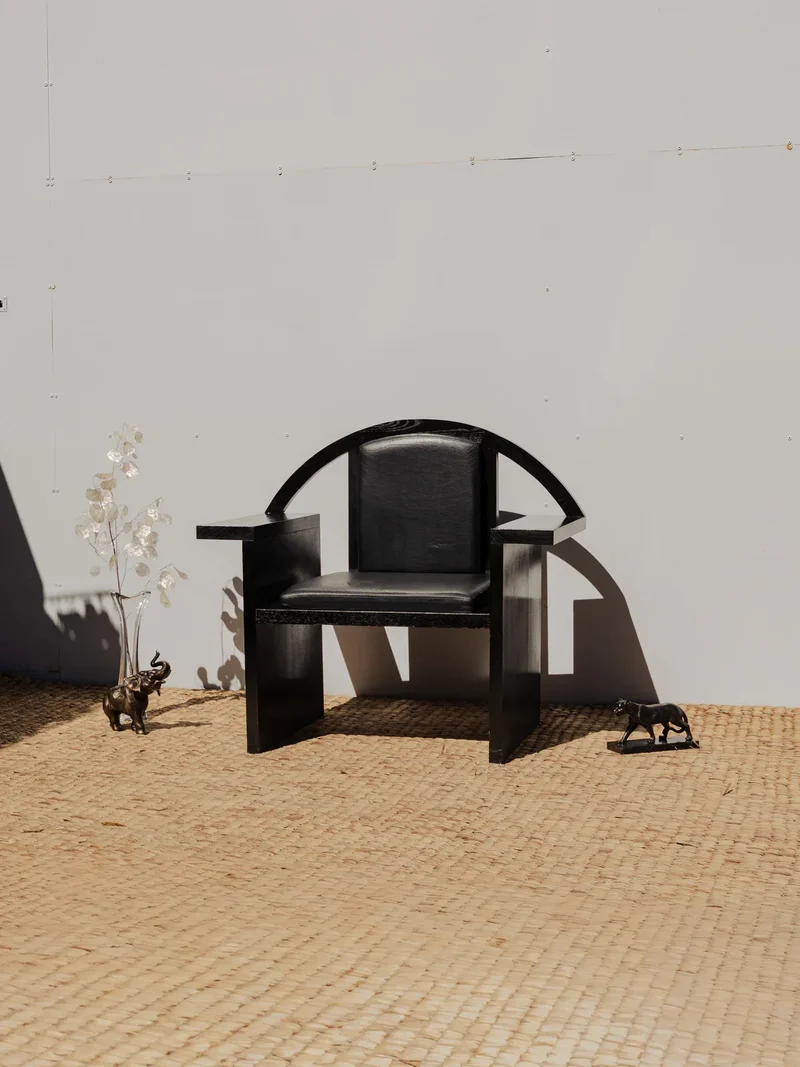 Jakob, le fauteuil en bois et cuir noir N°967