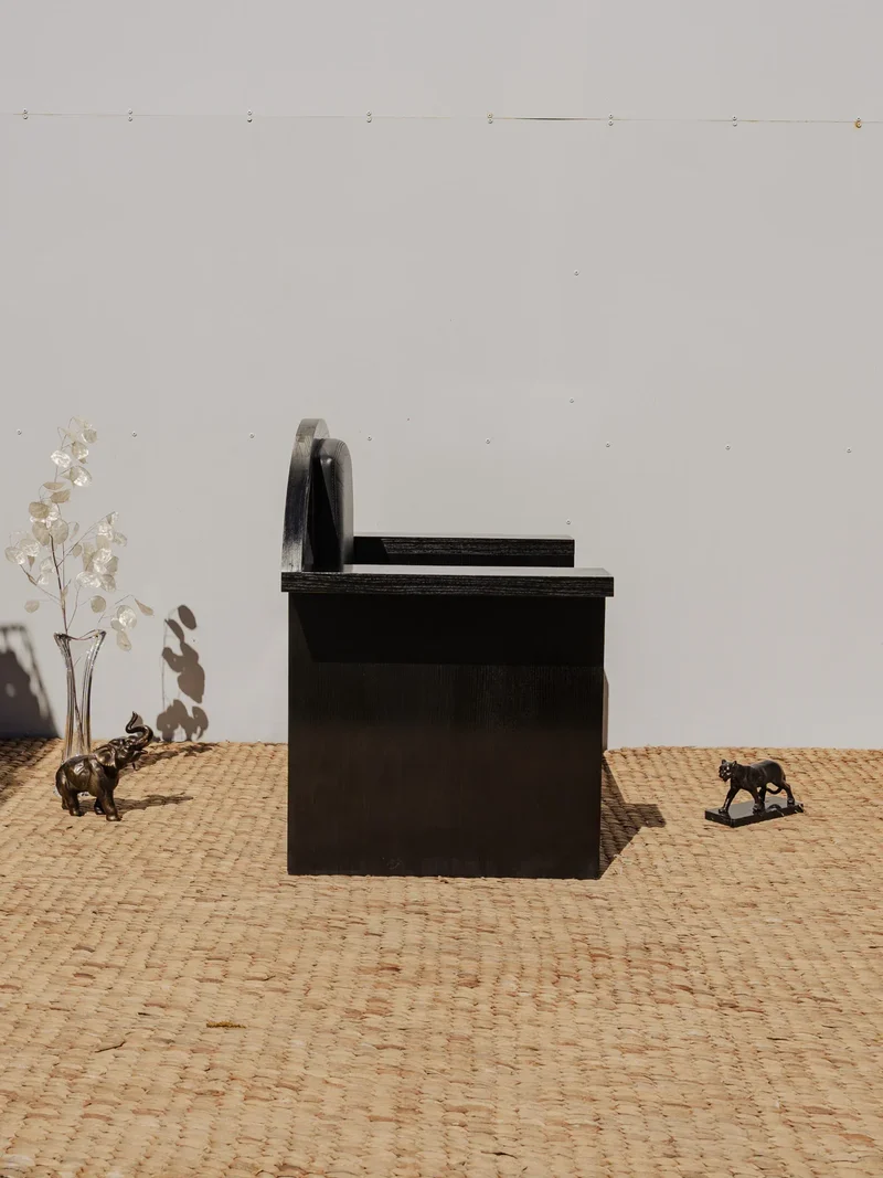 Jakob, le fauteuil en bois et cuir noir N°967