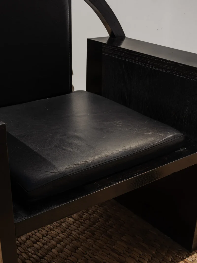 Jakob, le fauteuil en bois et cuir noir N°967