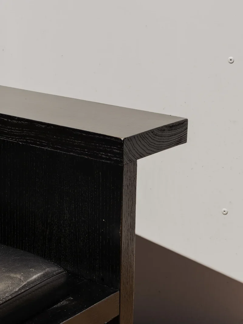 Jakob, le fauteuil en bois et cuir noir N°967