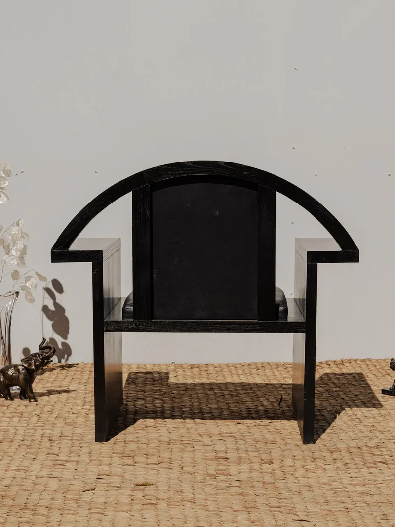 Jakob, le fauteuil en bois et cuir noir N°967