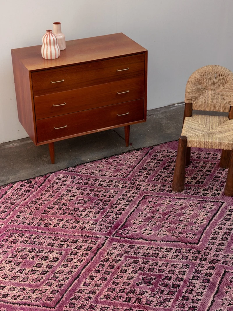 Olivier, le grand tapis de l'Atlas en laine violet à motifs N°36