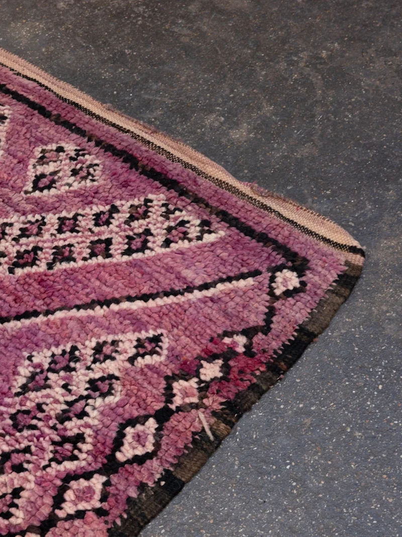 Olivier, le grand tapis de l'Atlas en laine violet à motifs N°36