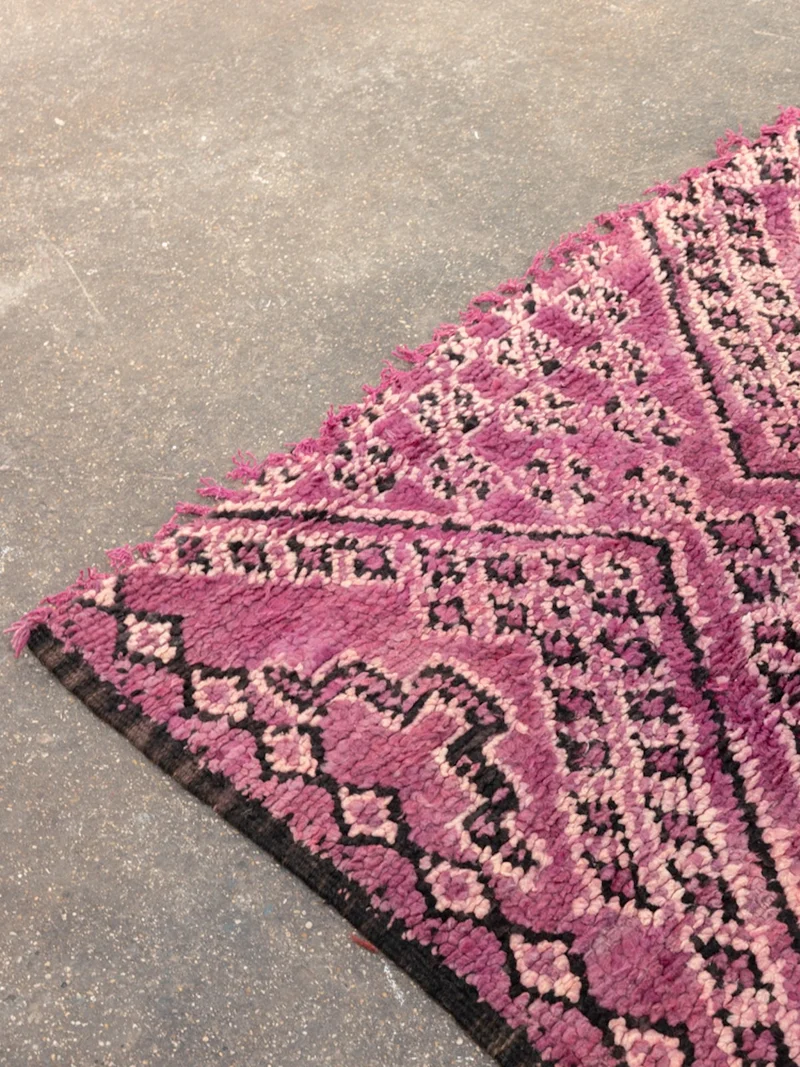 Olivier, le grand tapis de l'Atlas en laine violet à motifs N°36