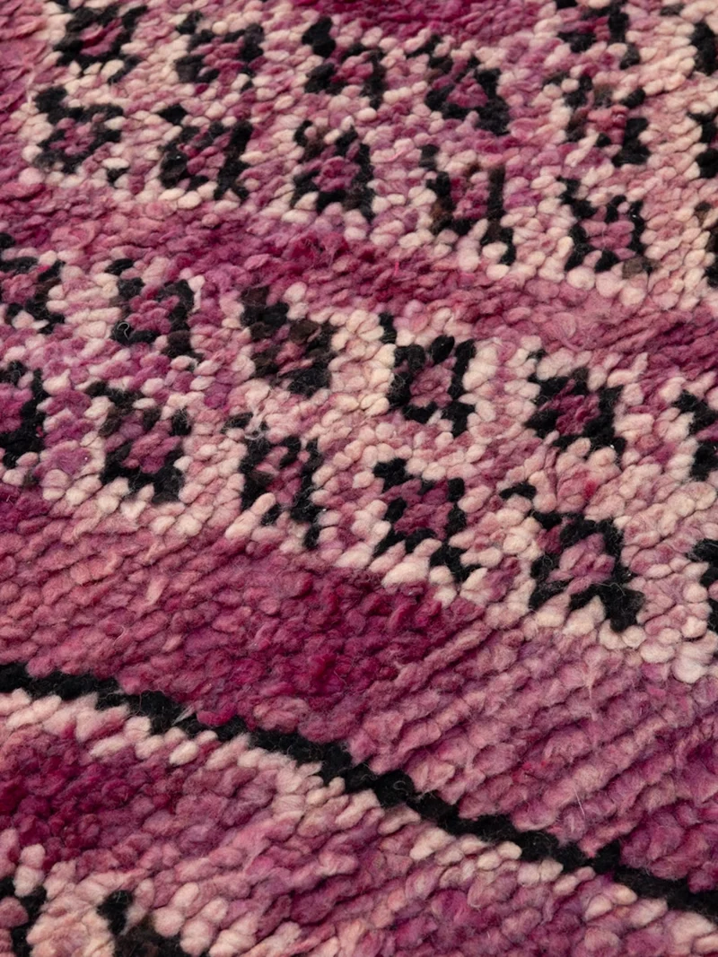 Olivier, le grand tapis de l'Atlas en laine violet à motifs N°36