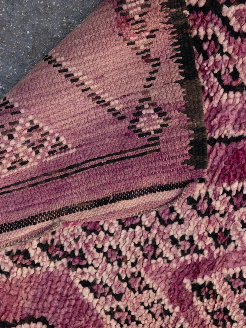 Olivier, le grand tapis de l'Atlas en laine violet à motifs N°36