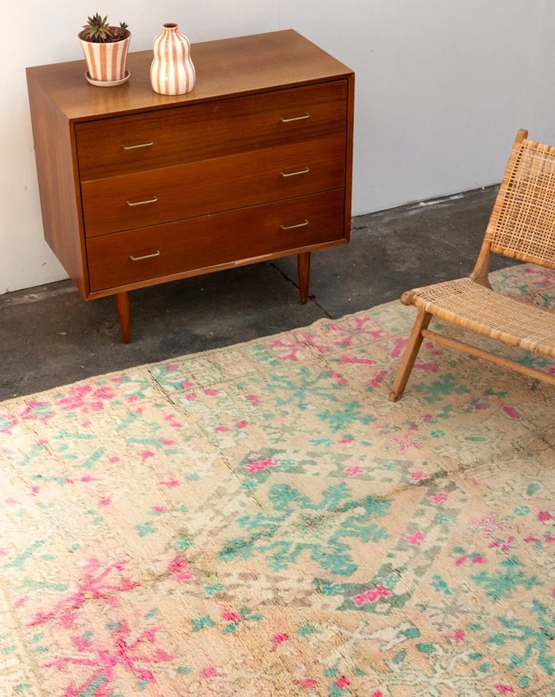 Olivier, le grand tapis de l'Atlas en laine rose et bleu N°35